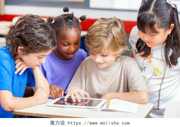 玩平板的小孩在教室学习数字平板电脑玩游戏六一儿童节61儿童节